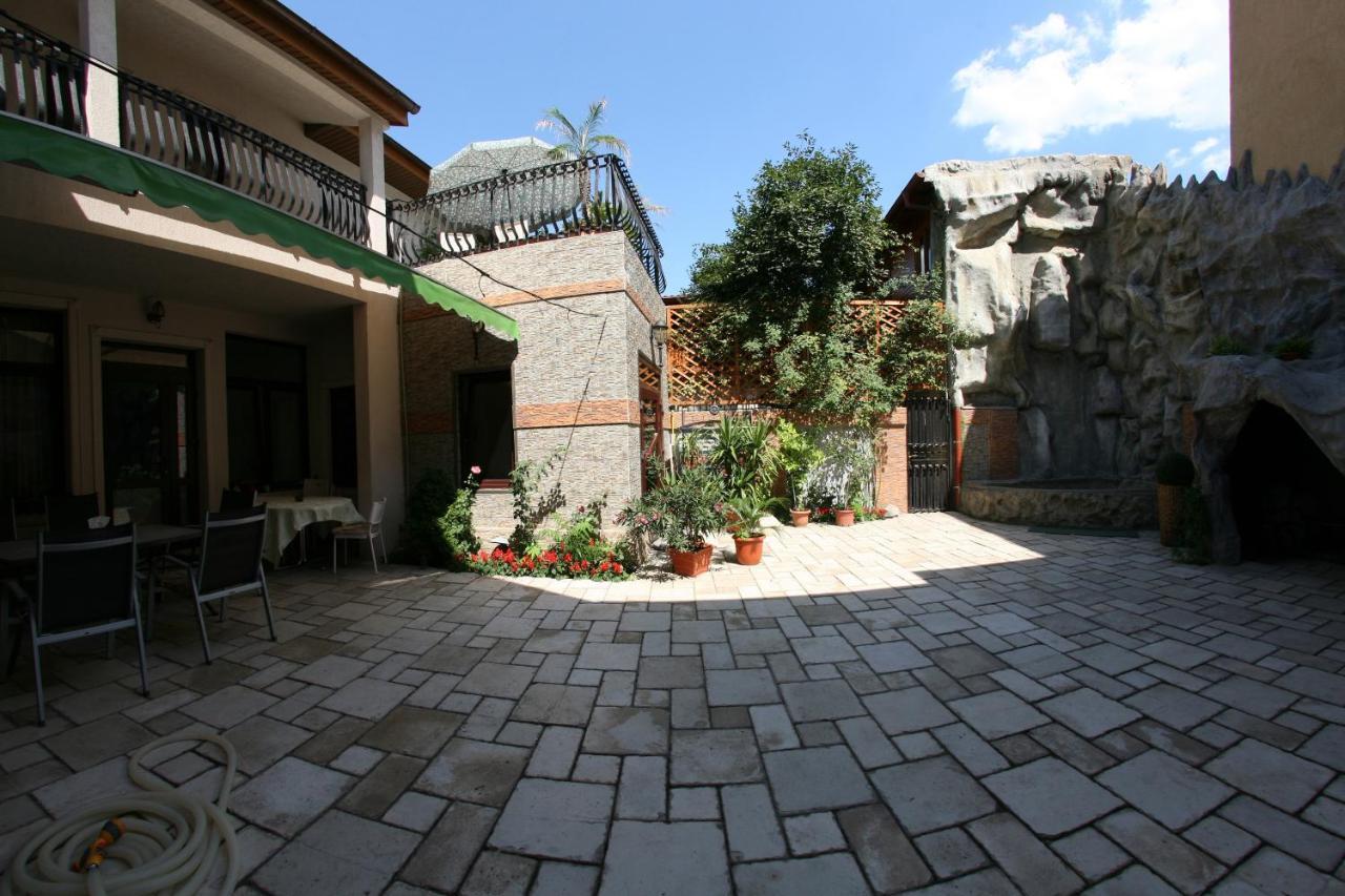 Garden And Couette-café 3*